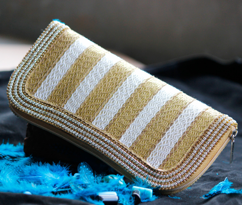 Vogue Crafts & Designs Pvt. Ltd. manufactures Lines of Gold and Silver Clutch at wholesale price.