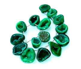 Vogue Crafts and Designs Pvt. Ltd. manufactures green druzy at wholesale price.