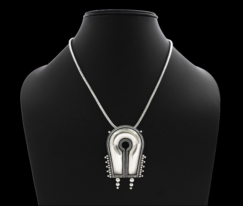 Vogue Crafts & Designs Pvt. Ltd. manufactures Silver Horseshoe Pendant at wholesale price.